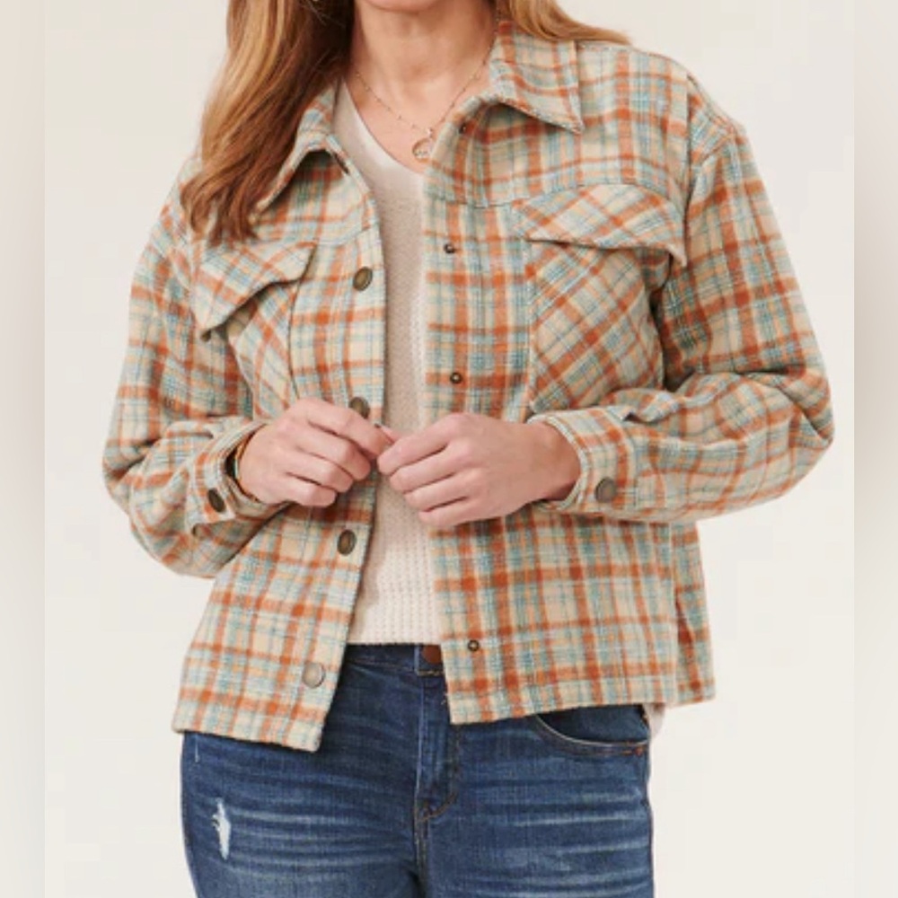 Democracy NWT warm fall colored plaid shacket. Brass colored snap front hardware
